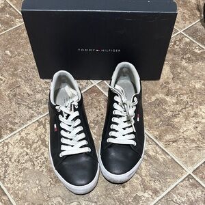 Tommy Hilfiger Men's Black and White Sneakers